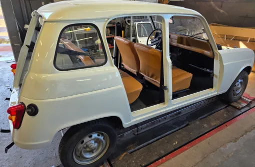 La Carrosserie Magliolo restaure une Renault 4L : un travail de précision au cœur de Porto-Vecchio, Porto-Vecchio, Carrosserie Magliolo