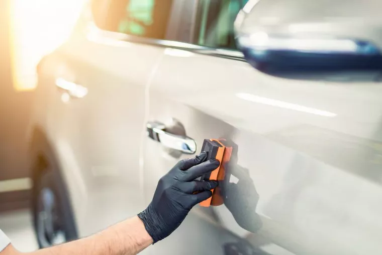 Faire des retouches de peinture sur une voiture rayée avec une clé, Porto-Vecchio, Carrosserie Magliolo
